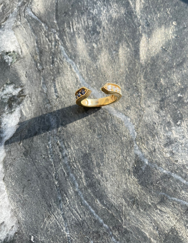 Twist: Ring, 18 Karat Gold, Diamanten, Saphire
